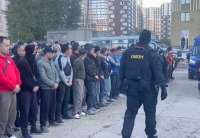 В Петербурге около ста мигрантов были доставлены в полицию после проверок на строительных площадках