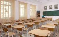 Директор школы в Воронеже отказывается устанавливать новые столы для учеников первого класса