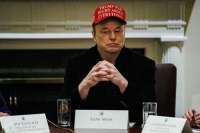 Состояние Маска упало ниже 300 миллиардов долларов на фоне проблем с Tesla и политического вмешательства
