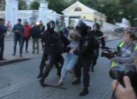 Полицай Собянина бьет кулаком в живот девушку. Видео