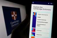 «Скибиди», «делулу» и «традвайф»: в Кембриджский словарь включены слова поколения TikTok