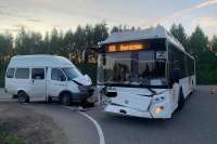 Шесть человек получили травмы в результате столкновения автобуса и маршрутки в Кирове