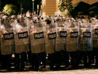 В центре Тбилиси продолжаются столкновения между демонстрантами и полицией