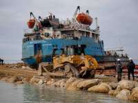 Танкер «Волгонефть-239» убран, однако нефть продолжает загрязнять побережье