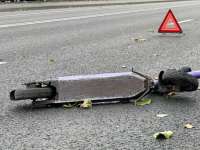 В столице машина наехала на двух подростков, передвигавшихся на самокате