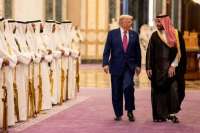 Телеканал al-Arabiya смонтировал видео с Трампом и Бин-Салманом, где показано, как он пьет кофе, хотя на самом деле отставил чашку