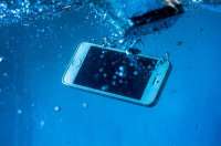 Японец провёл четыре часа в море, стремясь уберечь свой телефон