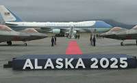 Самолет Дональда Трампа приземлился на военной базе в Аляске