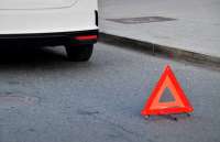 В центре Москвы автомобиль BMW с номерами, выделяющимися на фоне остальных, столкнулся с микроавтобусом