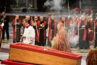 Гроб Папы Франциска установлен в базилике Святого Петра для прощания