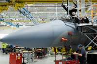 Более 3 тысяч работников Boeing начали стачку на заводах истребителей в США