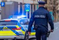 В Германии мужчина на угнанном экскаваторе напал на полицейских