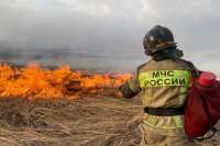 Мощный пожар заблокировал движение на трассе Ростов — Волгодонск