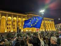 Правящая партия Грузии, порвав с ЕС, рекордно просела в рейтинге, но пока побеждает оппозицию