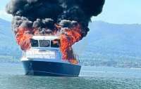 В бухте Миноносок во Владивостоке случился пожар на катере с пассажирами