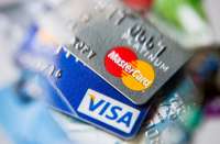 Visa и Mastercard отключили карты попавшего под санкции банка