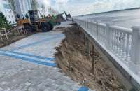 В Сургуте набережная рухнула вместе с человеком