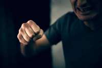 В Адлере трое мужчин напали на блогера после перепалки