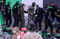 Освобождённый заложник обнял и поцеловал боевиков ХАМАС на прощание