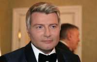Едва не получивший травмы Басков избегает журналистов
