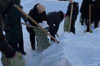 Кому нужен снег в мешках, или в Саратовской области снежные заносы, похоже, стали влиять и на мозги чиновников