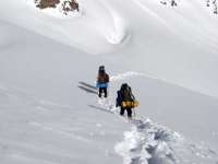 На высоте 5300 метров на Эльбрусе трое альпинистов попали в трудную ситуацию