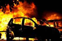 Во Владивостоке неизвестные подожгли две машины в жилом комплексе