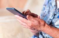 Власти Японии запретили пожилым людям общаться по телефону около банкоматов