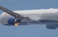Пассажирский самолет Boeing совершил экстренную посадку из-за возгорания в двигателе