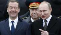 Путин заявил, что продолжает дружить с Медведевым