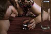 В Ростове выпившая женщина едва не травмировала ребенка и навела беспорядок в подъезде