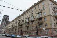 В Москве женщина выпала из окна, пытаясь покормить бродячую кошку