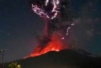 В южной части Индонезии, на острове Флорес, активизировалось извержение вулкана Левотоби Лаки-лаки