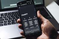 Крупные издания убрали десятки статей из-за применения поддельных материалов, созданных искусственным интеллектом