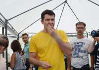 Протестующие ждут губернатора Алиханова