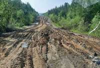 Золотоискательские грузовики повредили единственную дорогу в поселке Октябрьский Амурской области