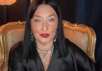 Блогерша из Юрмалы собирает донаты на счёт в российском банке прямо во время стримов