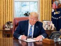 Трамп заявил, что указы Байдена подписаны автоподписным устройством и не имеют юридической силы