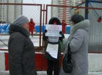 Жители Новокосино вышли с одиночными пикетами против стройки гостиницы