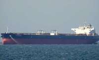 Танкер с миллионом баррелей нефти на борту взорвался у берегов Ливии