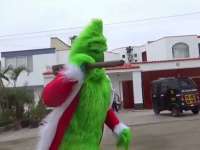 В столице Перу полицейский в костюме «Гринча» арестовал наркоторговцев