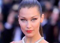 Модель Белла Хадид попала в больницу из-за осложнений болезни Лайма