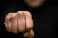 На Алтае подросток избил мужчину с ограниченными возможностями и снял это на видео