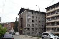 В Иркутске местные жители вынуждены самостоятельно проводить ремонт аварийного здания