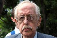 89-летний Василий Ливанов перенёс удаление тромбов в артериях руки