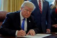 Трамп утвердил закон, повысивший стоимость неиммиграционных виз