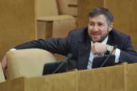 Неявная активность и предательство: депутат Аникеев устраняется от свидетелей