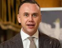 Политик из правых покинул партию из-за симпатии к трансгендерной женщине