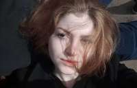 Подруга Седы Сулеймановой устроила акцию протеста у моста Кадырова в Санкт-Петербурге, требуя наказания убийц