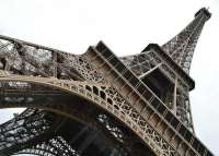 В Париже задержали троих мужчин за проникновение на Эйфелеву башню: один сделал прыжок
